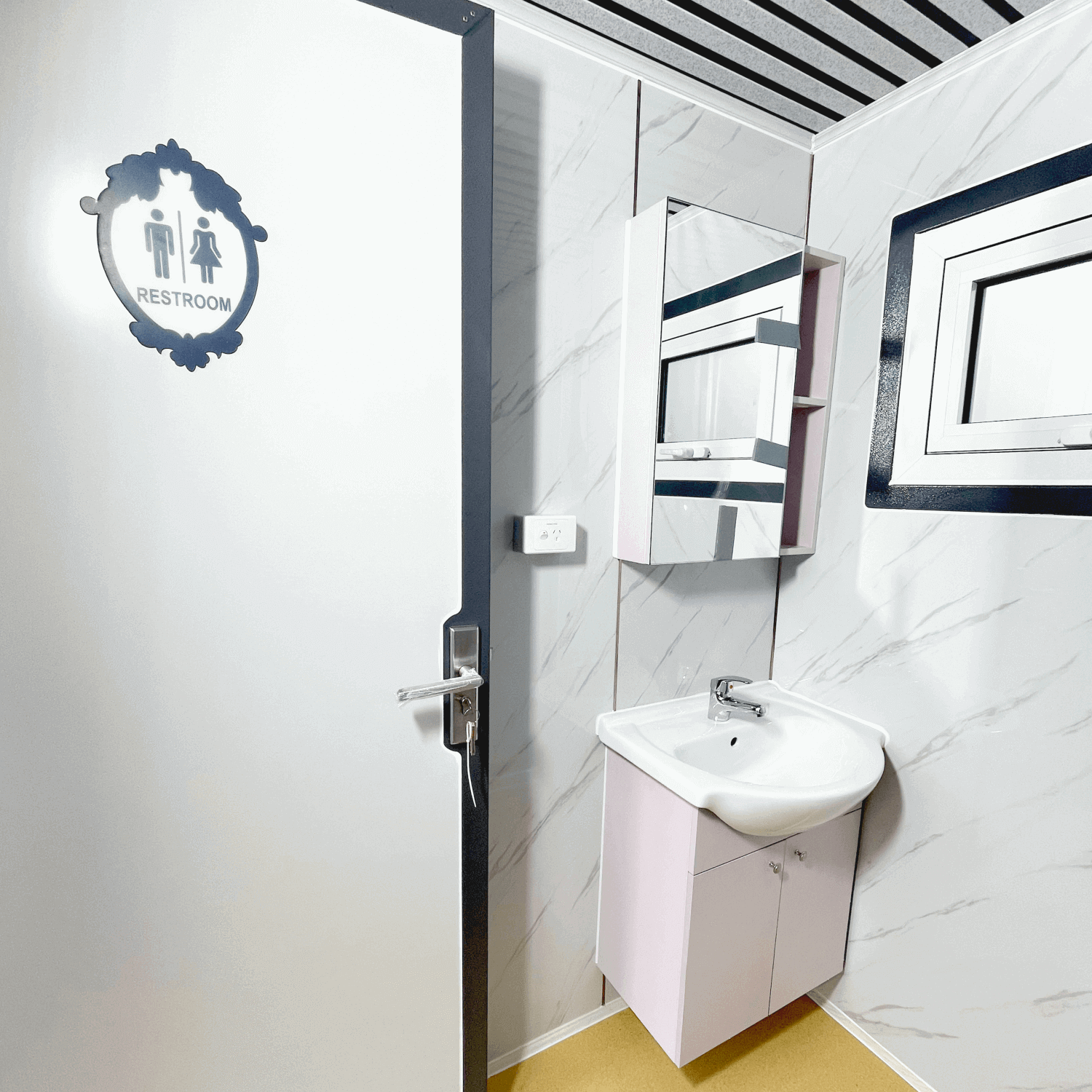 Bastone Portable Toilet with Fan-shaped Door Shower