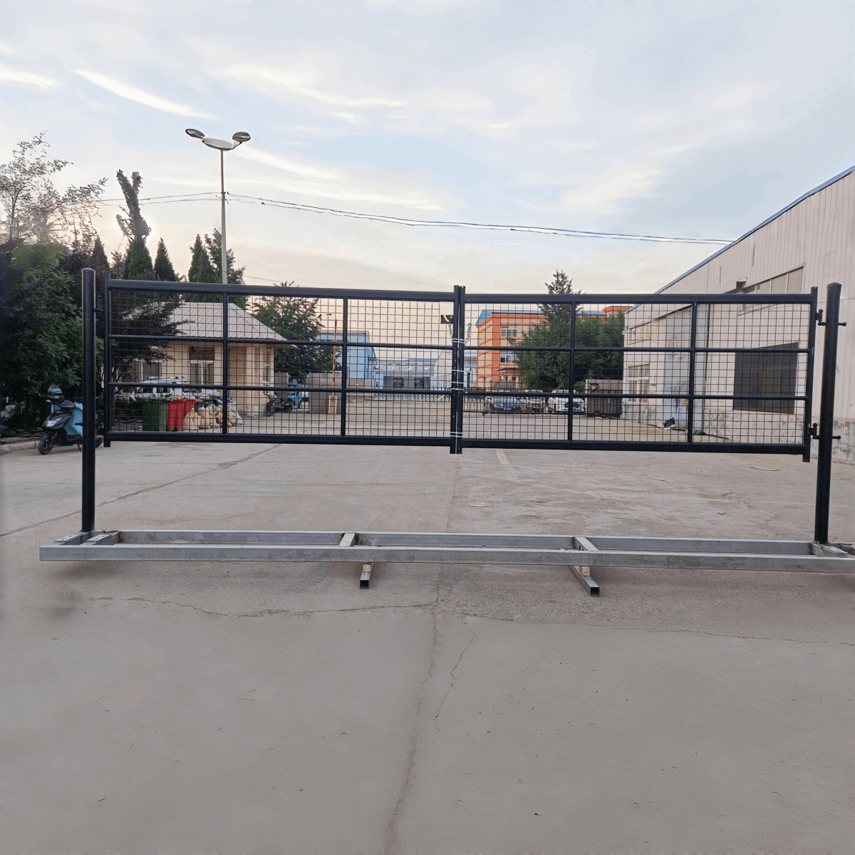 [BARGAIN] 18Ft Farm Metal Grid Iron Gate